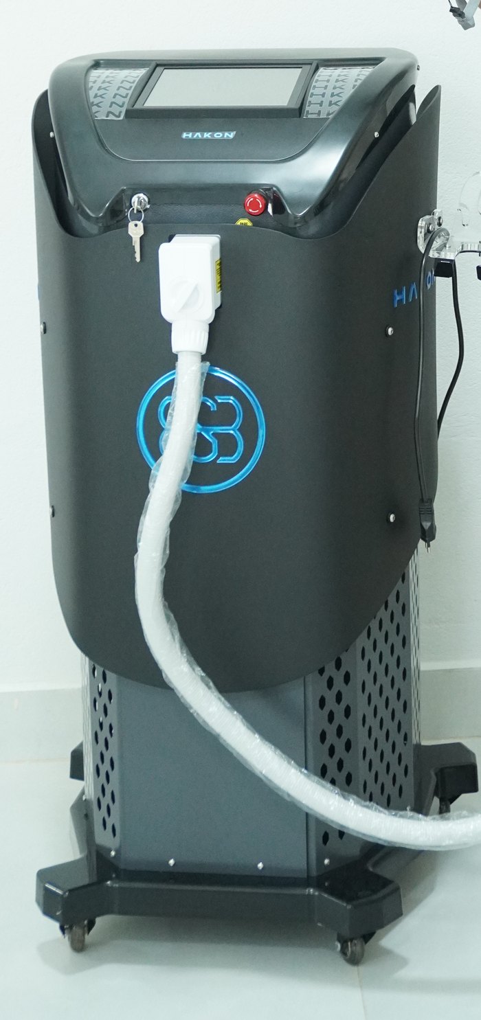 Aparelho de depilação a laser Hakon 4D utilizado na ARALASER